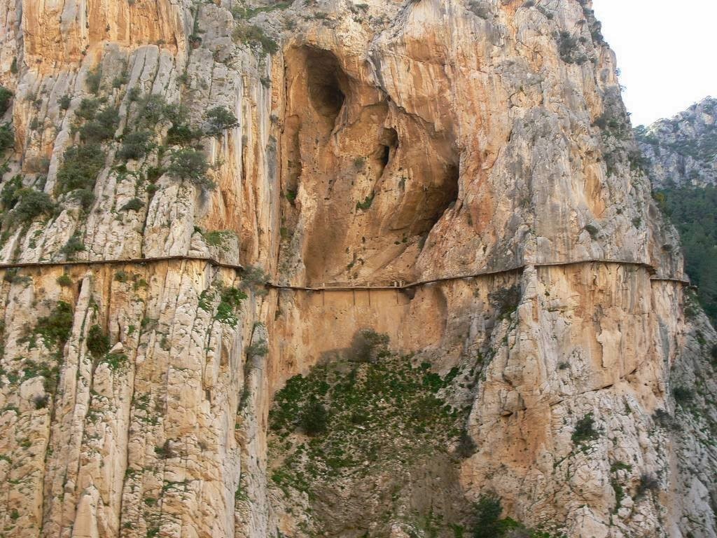  Con đường trên núi Caminito del Rey được khởi công xây dựng từ năm 1901, nằm cheo leo, uốn lượn theo vách đá của ngọn núi El Chorro, Malaga (phía nam Tây Ban Nha), với mục đích ban đầu là làm lối đi cho các công nhân lên nhà máy thủy điện phía thượng nguồn thác Chorro và Gaitanejo. Ảnh: Kozzmen/Flickr.