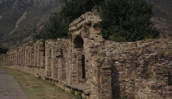 Thị trấn ma Bhangarh  Bhangarh là một thị trấn bị bỏ hoang ở Rajasthan, Ấn Độ và được mệnh danh là  nơi ma quái, đáng sợ nhất ở quốc gia Nam Á này. Tương truyền ban đầu, Bhangarh được dựng lên để tưởng niệm một hoàng tử trong lịch sử Ấn Độ vào năm 1573. Tuy nhiên, do vướng phải một lời nguyền độc ác mà cuối cùng, vào năm 1783 nơi này bị bỏ hoang. Sự hoang phế của thị trấn qua năm tháng khiến người dân ở các vùng lân cận không dám bén mảng tới đây, đặc biệt là vào lúc hoàng hôn và trời tối.