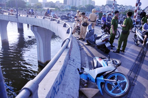 Vào chiều cùng ngày, hai thanh niên đi trên xe máy lưu thông trên cầu Nguyễn Văn Cừ hướng từ quận 5 về quận 8, khi đến đoạn đường nhánh hướng về Bến Vân Đồn thì va vào lan can cầu khiến cả hai rơi từ độ cao hơn chục mét xuống kênh Tàu Hũ - Bến Nghé. Một người tự bơi vào bờ được, người còn lại mất tích.