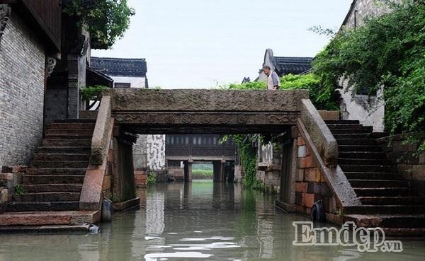 Bỏ lại sau lưng những tòa cao ốc hiện đại của thành phố Thượng Hải, tôi tiếp tục xuôi về phương Nam Trung Quốc để tìm đến  Ô Trấn, một thị trấn cổ ngàn năm lịch sử nằm ở thôn Đồng, thành phố Gia Hưng, tỉnh Chiết Giang.