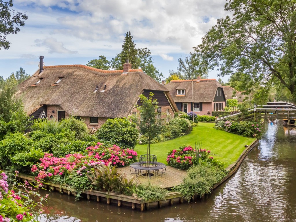 Giethoorn là một ngôi làng nhỏ nằm ở tỉnh Overijssel, Hà Lan. Vẻ đẹp của những ngôi nhà lợp mái tranh, những cây cầu bằng gỗ hàng trăm năm tuổi, những khu vườn thơm ngát hoa cỏ và những lối đi rợp mát bóng cây xanh khiến Giethoorn được mệnh danh là “Venice của Hà Lan”, “vùng đất cổ tích”. Giethoorn không có đường đi nên cách tuyệt vời nhất để khám phá  ngôi làng nhỏ xinh này là chèo thuyền qua những con mương nhỏ.