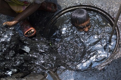  Dọn cống ở Bangladesh bị coi là công việc vất vả và bẩn thỉu nhất trên thế giới. Số tiền công nhận được vô cùng ít ỏi nhưng họ phải làm việc trong môi trường mất vệ sinh, có nhiều nguồn bệnh dễ lây nhiễm.