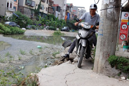 Dưới lòng đường  ngập úng nước bẩn, nhiều người đã lựa chọn đi trên mép đường rất nguy hiểm.