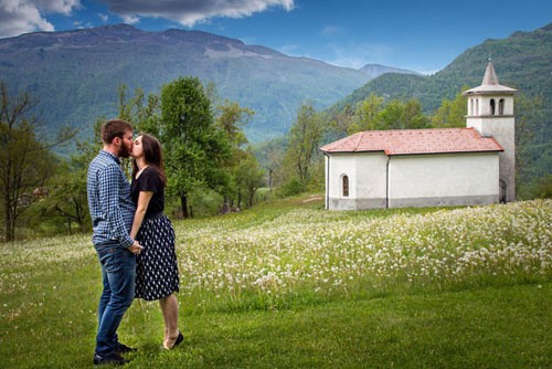 “Nhỏ là đẹp” – tuyên ngôn này quả thật sinh ra để dành cho  Slovenia, quốc gia nằm ở miền nam châu Âu với diện tích khá nhỏ và dân số chỉ bằng… thành phố Hà Nội. Hãy tới đây để chiêm ngưỡng những ngọn núi cao hùng vĩ, phóng mắt ngắm nhìn khoảng không gian xanh đến choáng ngợp, những lâu đài cổ kính hùng tráng, các pháo đài ẩn núp trong rừng thẳm, những hang động nổi tiếng, cùng những dòng thác đổ, những hồ nước, những con sông màu xanh ngọc sâu trong thăm thẳm.