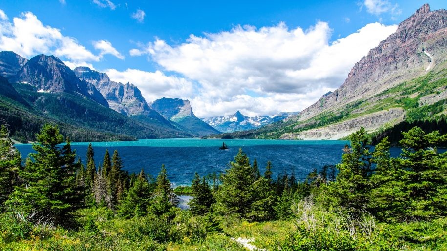 Công viên quốc gia Glacier nằm ở phía bắc tiểu bang Montana (Mỹ) có biên giới với Canada. Vườn quốc gia có diện tích khoảng 4.000 km2, là nơi sinh sống của hàng nghìn loài động thực vật khác. Mỗi năm thu hút hàng triệu du khách đến thăm, đi bộ đường dài. ẢnhWallpapers13.