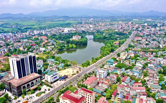 Tên gọi Tuyên Quang xuất hiện sớm nhất trong cổ thư ở nước ta là trong sách "An Nam chí lược" của Lê Tắc, soạn thảo ở Trung Quốc vào năm 1335 với ý nghĩa: Nước sông Quy Hóa từ Vân Nam chảy về, nước sông Tuyên Quang từ đạo Đặc Ma chảy về, nước sông Đà từ Chàng Long chảy về, nhân có ngã ba sông mà đặt tên như vậy. Có thể thời điểm đó tên gọi Tuyên Quang bắt nguồn từ tên một con sông, sông Tuyên Quang (nay là sông Lô)