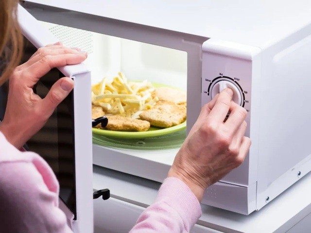  Lò vi sóng (Microwave oven) còn có tên gọi khác là lò “vi ba” (vi: rất nhỏ, ba: sóng) là thiết bị ứng dụng vi sóng để rã đông, làm nóng hoặc nấu chín thức ăn.