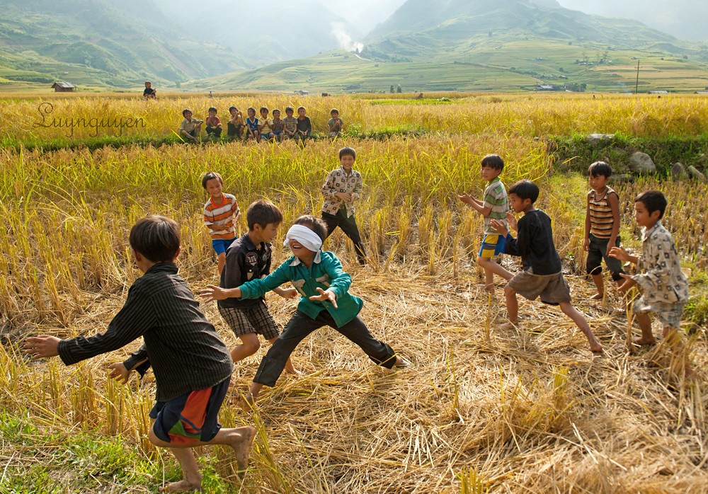 Bịt mắt bắt dê: Oằn tù tì để chọn ra người không may mắt làm nhiệm vụ bịt mắt và mò mẫm đi “bắt dê”. Những người còn lại vây xung quanh, ai bị bắt thì phải vào bịt mắt thay. Ai bị bịt mắt mà lén hé ra sẽ bị phạt.