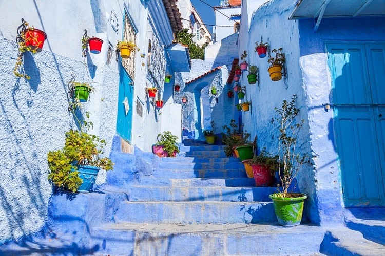 Thị trấn xanh kỳ quái: Chefchaouen ở Morocco là một “mê cung màu xanh”. Đó là sắc xanh từ những ngôi nhà cho đến những con đường và tất cả những gì có thể … sơn được. 