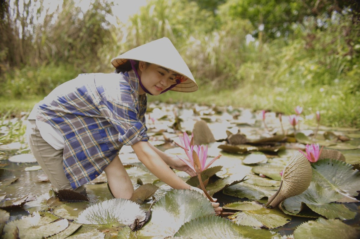 Sinh ra và lớn lên trong gia đình dân tộc Thổ nghèo tại xã xã Hóa Quỳ, huyện miền núi Như Xuân, Thanh Hóa, tuổi thơ của cô gái sinh năm 1990, Nguyễn Lê Ngọc Linh gắn bó với rừng với thiên nhiên, cỏ cây.