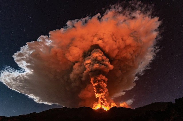 Etna, núi lửa hoạt động tích cực nhất châu Âu Etna trên đảo Sicily của Italia hôm 7/7 đã phun trào dữ dội làm sáng rực bầu trời đêm. Đám tro bụi mà Etna nhả ra dài khoảng 4,8 km, bao phủ các khu vực xung quanh.