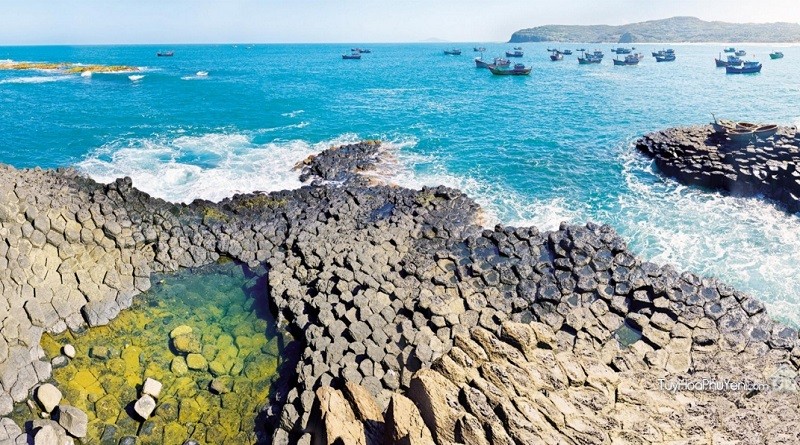  Ghềnh Đá Đĩa hay gành Đá Đĩa Phú Yên nằm bên bờ biển Đông (thuộc xã An Ninh Đông, huyện Tuy An, Phú Yên)