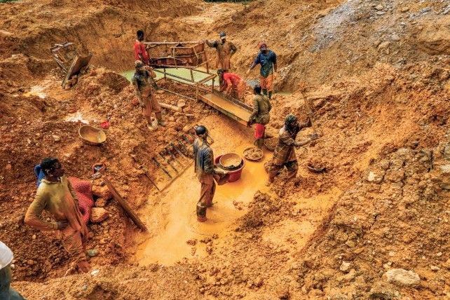 Nằm trên bờ vịnh Guinea và Đại Tây Dương, quốc gia Ghana giàu tài nguyên thiên nhiên, nhất là khoáng sản. Trong đại dịch COVID-19, Ghana là quốc gia hiếm hoi ở Châu Phi có tăng trưởng dương (1,1%) trong năm 2020. Thành tựu ấn tượng này có đóng góp của ngành khai thác vàng.