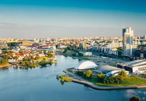  Beralus là một quốc gia không giáp biển với tên gọi chính thức là Cộng hòa Belarus. Trong quá khứ, Belarus thuộc Liên bang Xô Viết. Năm 1991, sau khi Xô Viết tan rã, Belarus tách ra và tuyên bố độc lập.