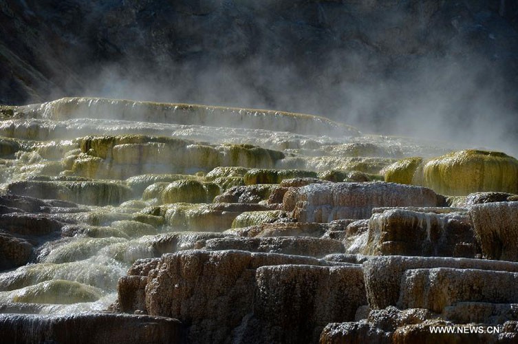 Ảnh chụp suối nước nóng Grand Prismatic Spring ở vườn quốc gia Yellowstone ngày 18/8.