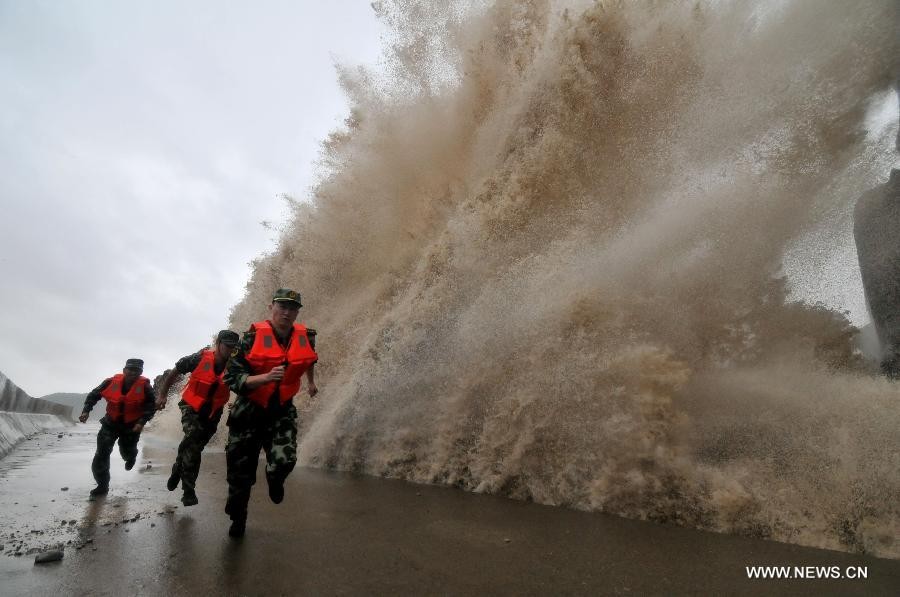 Tân Hoa Xã đưa tin, cơn bão Fiton có sức gió lên đến 151 km/h đổ bộ vào tỉnh Phúc Kiến, Chiết Giang mang theo mưa lớn và gây mất điện trên diện rộng.