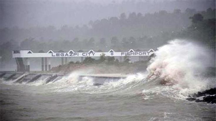 Đổ bộ vào Philippines ngày 8/11 với sức gió lên đến 314 km/giờ và giật đến 379 km/giờ, Haiyan là một trong những siêu bão có tốc độ gió mạnh nhất trong lịch sử thế giới, tạo ra những con sóng cao tới 6m đánh vào bờ biển Philippines. Trong ảnh: Sóng lớn siêu bão tràn qua các đập chắn sóng ở thành phố Legazpi.