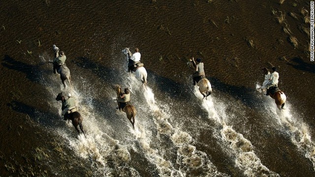 1. Đồng bằng Okavango của Botswana được mệnh danh là nơi tận cùng của thế giới hoang dã là địa điểm lý tưởng số 1 để thúc chiến mã phi nước đại băng qua những dải đất, đầm phá rộng lớn. Sau cuộc du ngoạn, du khách có thể dùng bữa tối lãng mạn dưới ánh nến, ngủ trong những căn lều rộng giữa đất trời mênh mông hoặc những ngôi nhà trên cây độc đáo.