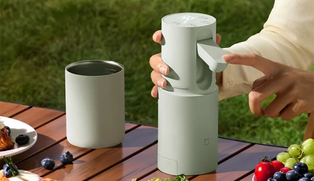 Bình đun nước di động Mijia Instant Hot Water Dispenser chính thức được Xiaomi ra mắt. Sản phẩm là giải pháp vô cùng tiện lợi có khả năng cung cấp nước nóng nhanh chóng dù kích thước chỉ như một bình giữ nhiệt.