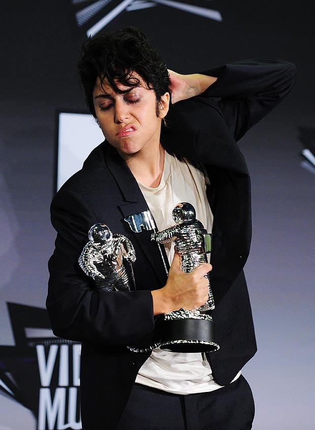 Tại lễ trao giải MTV Video Music Awards 2011, Lady Gaga đã thay đổi vẻ bề ngoài để trở thành Jo Calderone. Cô mặc vest đen với mái tóc giả ngắn và thậm chí đã lắp “của quí” giả để giúp cho việc “đổi giới” của cô trở nên thật hơn. Ban đầu, người hâm mộ của ca sĩ quái dị rất hào hứng, thích thú. Tuy nhiên, sau đó một số lại lên tiếng chỉ trích khi thấy Lady lạm dụng hình ảnh này.