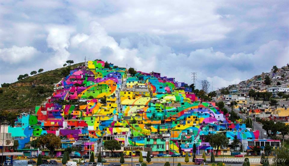  Ngôi làng kỳ lạ này chính là làng Palmitas ở Pachuca, Mexico, là một trong những ngôi làng nhiều màu sắc nhất thế giới sau khi được các nghệ sĩ đường phố trang trí, phối lại màu sơn nổi bật và sặc sỡ.