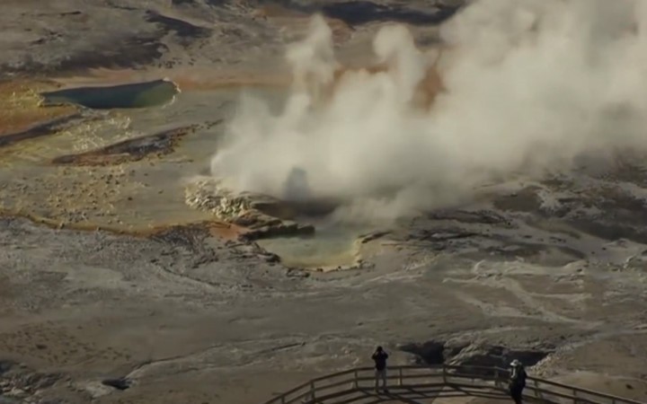  Suối nước nóng Grand Prismatic ở Vườn Quốc gia Yellowstone (Mỹ) sôi sùng sục do ảnh hưởng của siêu núi lửa bên dưới từng phun trào cách đây hơn 630.000 năm