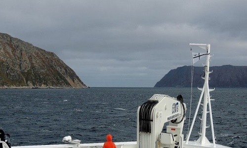 Các hòn đảo Big Diomede và Little Diomede thuộc  quần đảo Diomede, nằm trong eo biển Bering, giữa Alaska (Mỹ) và Siberia (Nga). Xét về địa lý, chúng cách nhau khoảng 3,8km nhưng lại được đánh dấu biên giới quốc tế giữa hai nước Nga và Mỹ. Do vậy, chúng có sự cách biệt khá lớn về múi giờ. Little Diomede thuộc biên giới của Mỹ, trong khi đó Big Diomede lại do Nga cai quản. Ảnh: Tripandtravelblog