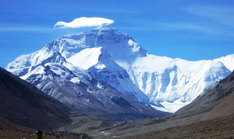 Bí ẩn trên đỉnh núi Everest Khi thời tiết dễ chịu, người ta luôn có thể nhìn thấy những đám mây hình lá cờ màu trắng sữa trên đỉnh núi Everest ở  Tây Tạng. Tư thế đám mây trên đỉnh núi Everest rất đa dạng, đôi khi trông giống như những lá cờ tung bay trong gió, đôi khi giống như một làn sóng lớn; Đôi khi biến thành làn khói mảnh mai và duyên dáng. Do sự thay đổi của đám mây có thể phản ánh sự thay đổi của luồng không khí cao, đám mây cờ Mount Everest được gọi là "cánh quạt tối cao của thế giới".