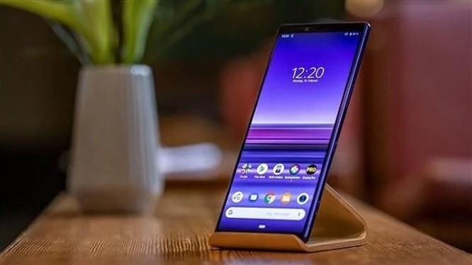 Theo đó Sony  Xperia 1 thuộc phân khúc cao cấp với thiết kế khung kim loại nhôm và hai mặt là kính cường lực, nhưng máy có thiết kế thon gọn và dài do có màn hình thiết kế theo tỷ lệ khác thường 21:9. Điểm nhấn của thiết bị chính là màn hình lớn độ phân giải cực cao 4K HDR (cao nhất trên smartphone hiện nay).