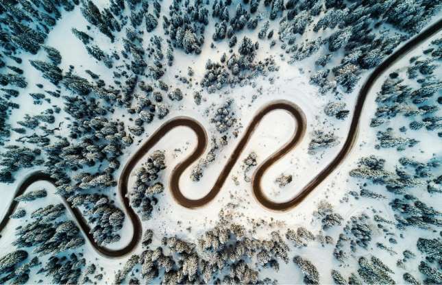 Tuyết ở Dolomites, Italy. Nhiều người đến Dolomites để trượt tuyết vào mùa đông, nhưng điều ấn tượng về dãy núi ở đông bắc Italy này còn ở con đường đẹp kỳ ảo chia đôi khu rừng ở đây. Hình ảnh ấn tượng  hiện tượng thời tiết nhìn từ trên cao.