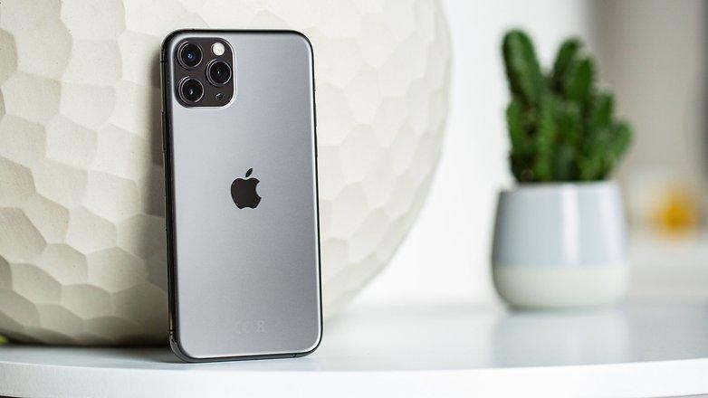 1. Apple iPhone 11 Pro Đây là chiếc iPhone đầu tiên của Apple sở hữu hệ thống ba camera ở mặt sau và cả ba đều có độ phân giải 12 megapixel. Cụ thể mặt sau là ba camera gồm ống kính góc rộng khẩu độ f/1.8, tiêu cự 26 mm, kết hợp ống kính góc siêu rộng khẩu độ f/2.4 mm, tiêu cự 13 mm và cuối cùng là ống kính tele khẩu độ f/2.0, tiêu cự 52 mm. Mặt trước chỉ có một camera để chụp ảnh selfie có cùng độ phân giải như camera chính, khẩu độ f/2.2 và có độ dài tiêu cự 24 mm. Ba camera trên iPhone 11 Pro rất linh hoạt, cho phép chọn zoom quang học 0.5x, 1x và 2x, có chế độ chụp một lần được 3 tấm hình với 3 góc ống kính khác nhau, chế độ chụp đêm Night Mode, quay video 4K hay Deep Fusion để chụp được những bức ảnh trong điều kiện ánh sáng cực thấp với độ chi tiết cao.