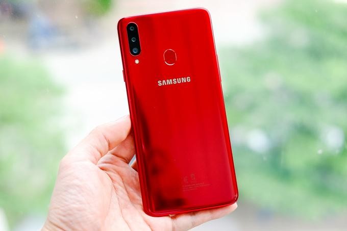 1. Galaxy A20s đỏ Samsung Galaxy A20s đỏ có mặt lưng nhựa bóng bắt mắt và khác lạ Samsung Galaxy A20s đỏ có mặt lưng nhựa bóng rất bắt mắt và khác lạ trong giới smartphone "xanh xanh tím tím'' hiện tại. Samsung Galaxy A20s được trang bị màn hình kích thước 6.5 inch độ phân giải HD+ (1.520 x 720 pixel), sử dụng công nghệ màn hình IPS LCD.  Smartphone màu đỏ được trang bị con chip Qualcomm Snapdragon 450, bộ nhớ RAM 3 GB, GPU Adreno 506 và bộ nhớ trong 32 GB.