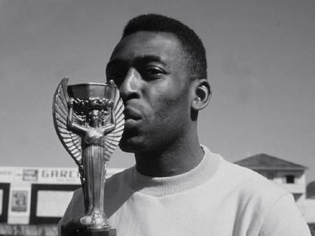 1. Pele: Được coi là cầu thủ vĩ đại nhất lịch sử bóng đá, Pele đã giành 3 chức vô địch World Cup Brazil. Khi giúp các “Selecao” nâng cao chiếc cúp vàng năm 1958, Pele mới chỉ là một chàng thanh niên. 4 năm sau, ông lặp lại điều đó dù chỉ chơi một trận do gặp chấn thương. Sự nghiệp của Pele đạt đỉnh cao khi đưa "vũ điệu samba" đăng quang số một thế giới tại World Cup 1970. Đến này, Pele vẫn là cầu thủ duy nhất lập "hat-trick" ba lần vô địch World Cup.