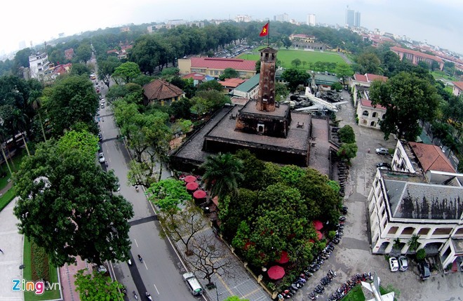 Cột cờ Hà Nội nằm trên đường Điện Biên Phủ (quận Ba Đình). Toàn bộ cột cao hơn 33 m, tính cả trụ treo cờ là hơn 41 m gồm ba tầng đế và một thân cột. Các tầng đế hình chóp vuông cụt, nhỏ dần, chồng lên nhau, xung quanh xây ốp gạch.