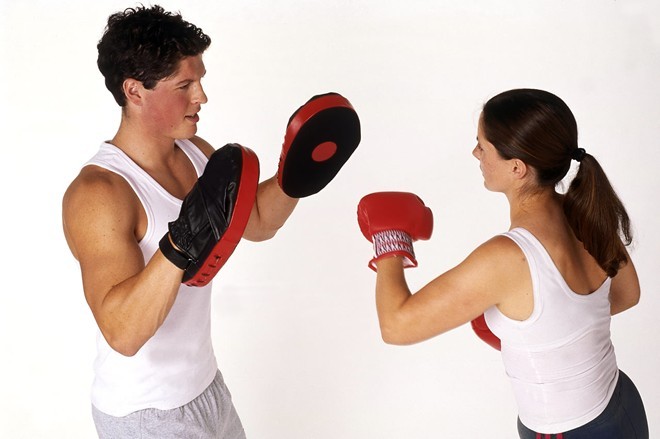 Kick-boxing là môn võ phát triển từ quyền Thái, quyền Anh và karate. Nếu như boxing cổ điển chỉ sử dụng những cú đấm thì kick-boxing kết hợp cả đấm và đá. Hiện môn võ này được được giới trẻ yêu chuộng không chỉ để tự vệ, đối kháng mà còn để rèn luyện sức khỏe. Trong môn này, các võ sĩ đánh tự do hơn môn boxing (quyền Anh) nhiều. Quá trình di chuyển bằng chân, quan sát và đấm đỡ bằng tay của kick-boxing tạo sự vận động tối đa cho mọi cơ bắp. Chính việc vừa vận động vừa quan sát sẽ giúp người tập rèn luyện thêm về độ nhanh nhạy - một sự khác biệt lớn so với việc tập thể hình hay chạy điền kinh. Ảnh: Conteninjection.