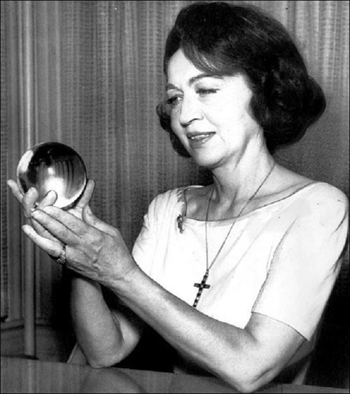 Jeane Dixon (1904 - 1997) là người gốc Đức nhưng định cư tại Mỹ.