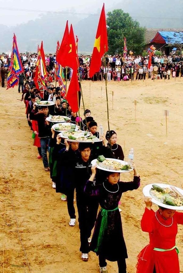 Lễ hội Lồng Tồng, Tuyên Quang: Lễ hội Lồng Tồng là lễ hội truyền thống của đồng bào dân tộc Tày tỉnh Tuyên Quang. Lễ hội được tổ chức vào mùng 8 tháng Giêng hàng năm với mong ước cầu một năm mới mưa thuận, gió hòa, mùa màng bội thu, gia đình ấm no, hạnh phúc.