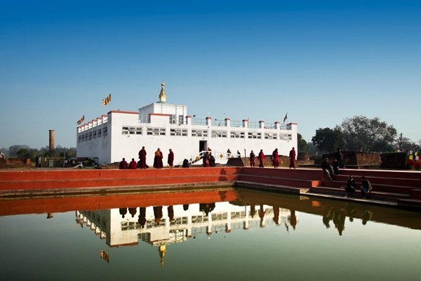 1. Lumbini, Nepal: Được cho là nơi đức Phật ra đời, Lumbini là địa  điểm hành hương quan trọng bậc nhất tại Nepal. Năm 563 trước Công nguyên, hoàng hậu Mayadevi đã hạ sinh hoàng tử Siddahartha Gautama người sau này trở thành đức Phật tổ. Vì thế, Lumbini đã được công nhận là Di sản văn hóa thế giới. Ở đây có khá nhiều chùa như Maya Devi, các đài tưởng niệm, thiền viện và có cả một bảo tàng trong khuôn viên chùa. Đặc biệt hơn cả là hồ nước thiêng nơi đức Phật tắm.