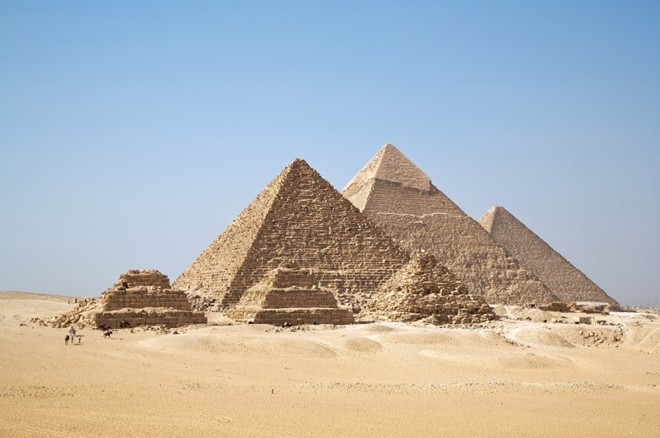 Kim tự tháp Giza (Ai Cập): nằm ở phía tây nam Cairo, Ai Cập, là  công trình nhân tạo cổ đại nổi tiếng nhất thế giới, và là kỳ quan duy nhất còn sót lại trong số 7 kỳ quan thế giới cổ đại 2000 năm trước đây. Kim tự tháp do ba vị vua thuộc vương triều thứ tư xây dựng: Khufu (còn gọi là Cheops), Khafre (Chephren) và Menkaure (Mycerinus). Kim tự tháp Khufu lớn nhất và còn được gọi là Kim tự tháp Lớn, mất 2 triệu khối đá và được hoàn thành ròng rã trong 20 năm. Cao 139 m, với hơn 4.000 năm tuổi, đây là kim tự tháp lớn nhất Ai Cập.