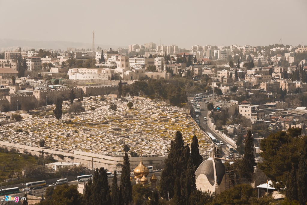 Thành Jerusalem được thành lập từ thiên niên kỷ thứ 4 TCN, nằm trên lưu vực biển Địa Trung Hải và Biển Chết. Đây là nơi Chúa Jesus bị đóng đinh trên thập giá. Hàng năm, hàng trăm nghìn giáo dân trên khắp thế giới đổ về vùng đất thánh này.