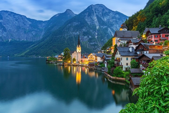 Hallstatt, Áo. Những ngôi nhà đẹp trên sườn núi bao quanh hồ nước xanh, nơi có những con thiên nga bơi lội tung tăng. Dân số của ngôi làng đẹp nhất thế giới Hallstatt không quá 1.000 người, nằm trên một dải đất hẹp giữa những ngọn núi Alp hùng vĩ.