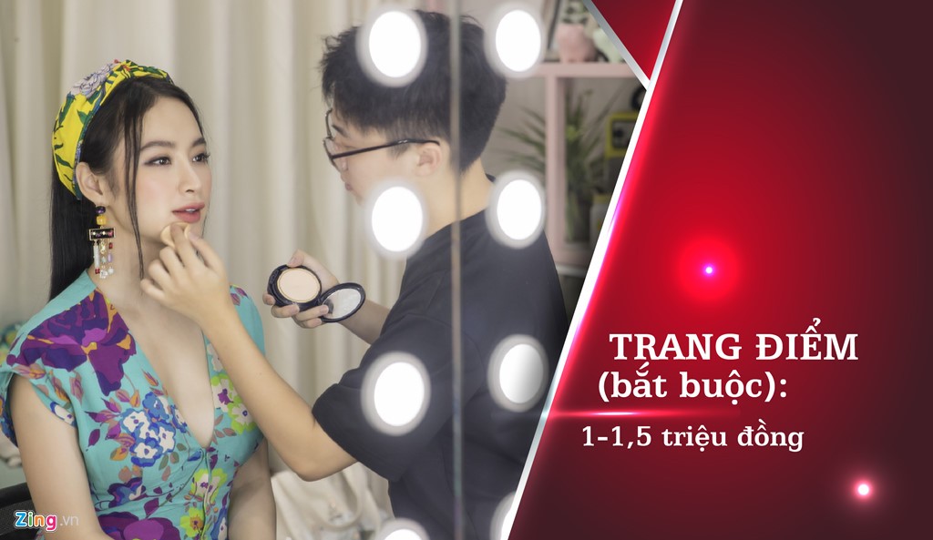 1. Trang điểm: Để xuất hiện lộng lẫy trước công chúng, các  sao Việt cần có sự trợ giúp đắc lực từ chuyên gia trang điểm. Chi phí trang điểm dành riêng cho nghệ sĩ thường được ưu đãi nhất nhưng cũng dao động từ 1 đến 1,5 triệu đồng. Nếu đó là sự kiện kéo dài cần người theo phụ chỉnh trang ngoại hình, nghệ sĩ phải trả chi phí này ngoài giá make up ban đầu.