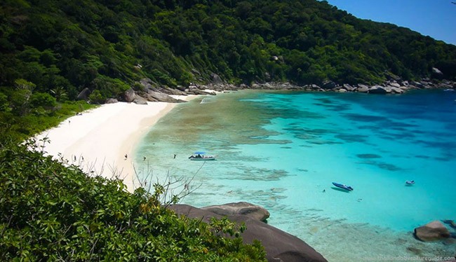 Quần đảo Similan, Thái Lan: Được bảo vệ tốt bởi Chính phủ Thái Lan hòn Đảo Similan bao gồm một nhóm gồm 9 quần đảo, với làn nước trong vắt và là nơi lý tưởng để ngắm san hô tuyệt đẹp, cá nhiệt đới cùng những tảng đá hùng vĩ. Đây là một trong những  hòn đảo đẹp nhất Đông Nam Á mới được bình chọn.