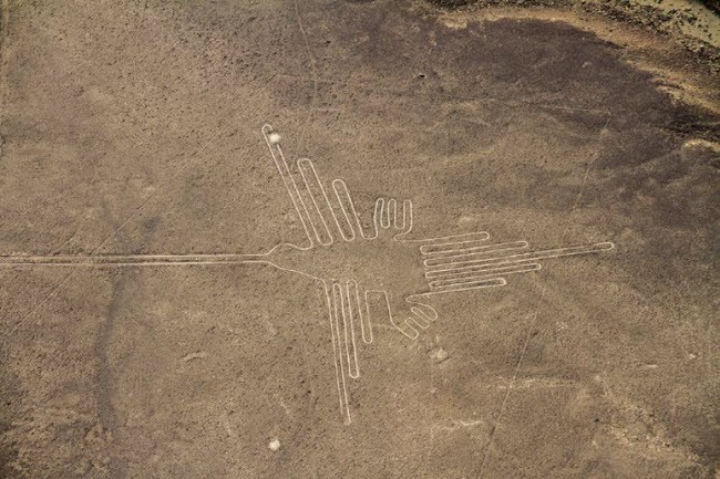 Cao nguyên Nazca, Peru: Đây là một trong những  địa điểm huyền bí nhất trên thế giới. Những hình vẽ bí ẩn trên cao nguyên Nazca có niên đại từ năm 500 trước công nguyên đến năm 500 sau công nguyên. Các nhà khảo cổ học cho rằng chúng có chức năng về thiên văn học.