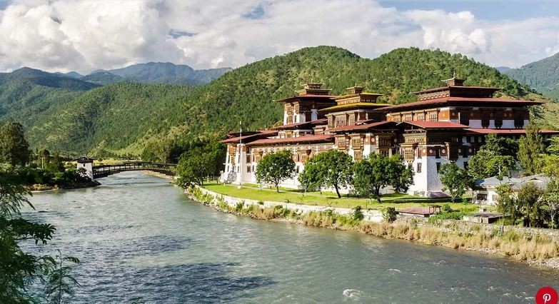 Hãy cùng khám phá top thành phố du lịch tuyệt vời nhất châu Á.  Thimphu, Bhutan: Thimphu, thủ đô cao độ của Bhutan, đã lọt vào top bởi xu hướng du lịch mới nổi, một phần do công bố một loạt nhà nghỉ Six Senses mới, hiện đại nhất. Nhiều du khách cho biết “Thimphu có mọi thứ để cung cấp - những cảnh đẹp, tượng đài, công viên quốc gia, thức ăn tuyệt vời và những người dân thân thiện. Đó là chuyến viếng thăm dành cho tất cả mọi người. ”