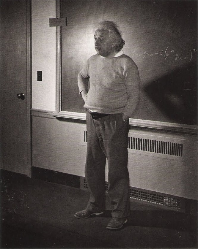 Albert Einstein trong phòng nghiên cứu tại Princeton, New Jersey, Hoa Kỳ vào năm 1940. Đây là một trong những hình  ảnh chân thực về quá khứ bạn nên biết.