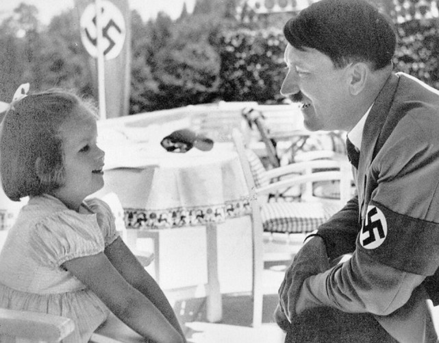 Trùm phát xít  Hitler mỉm cười trò chuyện vui vẻ với một cô bé khi ghé thăm Obersalzberg.