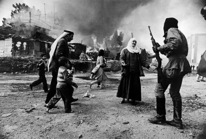 Vụ thảm sát tại Quarantaine, Beirut (Lebanon) năm 1976 của nhiếp ảnh gia Francoise Demulder.