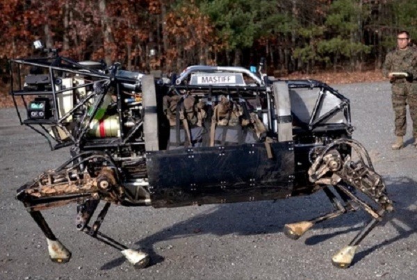 Chú chó robot này có tên gọi “Big Dog”, là sản phẩm của công ty Boston Dynamics.  Vũ khí này có thể di chuyển trên những địa hình chiến trường gồ ghề trong khi chở các vật nặng tới 45 kg. Hiện đang được thử nghiệm tại Afghanistan.