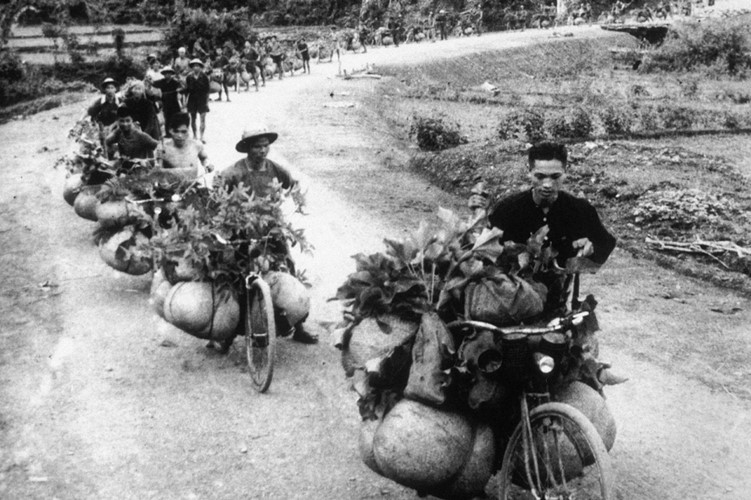  Chiến thắng Điện Biên Phủ ngày 7/5/1954 là một trong những chiến thắng lừng lẫy của Việt Nam chấn động địa cầu. Một trong những nguyên nhân chính dẫn đến thắng lợi của bộ đội Việt Nam trong chiến dịch Điện Biên Phủ năm 1954 đó là việc sử dụng xe đạp thồ vượt qua những đường đèo hiểm trở, nơi xe bọc thép không thể đi qua, để vận chuyển vũ khí, lương thực và nhu yếu phẩm tiếp tế cho các chiến sĩ cách mạng. Ảnh: Jean-Claude Labbe/Gamma/Getty Images.